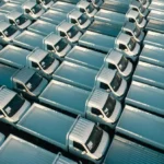 Deretan truk putih terparkir rapi membentuk grid, menggambarkan armada kendaraan operasional perusahaan logistik